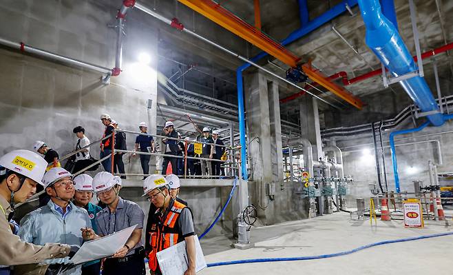 ▲ 28일 인천 남동구 만수공공하수처리시설 증설 현장을 방문한 유정복 시장이 여름철 수질 안전 대비 시설을 점검하고 있다. /이호윤 기자 256@incheonilbo.com