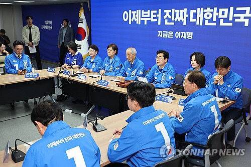 더불어민주당 박찬대 상임 총괄선대위원장이 사전투표를 하루 앞둔 28일 서울 여의도 당사에서 열린 중앙선거대책위원회의에서 투표를 독려하고 있다