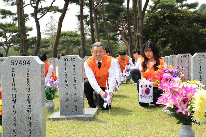 김신연 한화사회봉사단장(한화 솔루션 사장)을 비롯한 한화그룹 충청지역 봉사단이 3사병 묘역을 찾아 묘역 정화활동을 진행하고 있다.