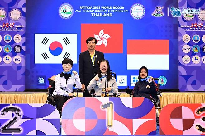 최아영(왼쪽 첫번째)이 2025 월드보치아 아시아-오세아니아지역 선수권대회 BC2 여자 단식 시상식이 끝난 후 기념 촬영하고 있다. <광주시장애인체육회 제공>