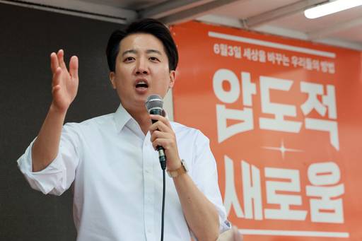 개혁신당 이준석 대선 후보가 28일 서울 강남역 일대에서 지지를 호소하고 있다. 사진=연합뉴스