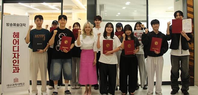 ‘2025 제10회 월드뷰티엑스포 & 뷰티페스티벌 미용경진대회’에 참가한 학생들이 단체기념촬영을 하고 있다./대구과학대 제공