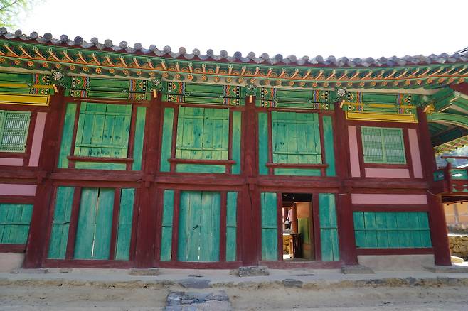 무변루 뒤 모습. 곧장 무변루(無邊樓)는 유생들의 휴식 공간이다. ‘끝이 없는 누각’이라는 뜻이다. 액의 글씨는 조선의 명필 석봉 한호가 썼다.