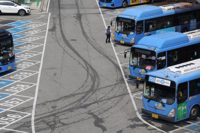 한 공영차고지에서 버스들이 운행을 준비하며 대기하고 있다. 연합뉴스
