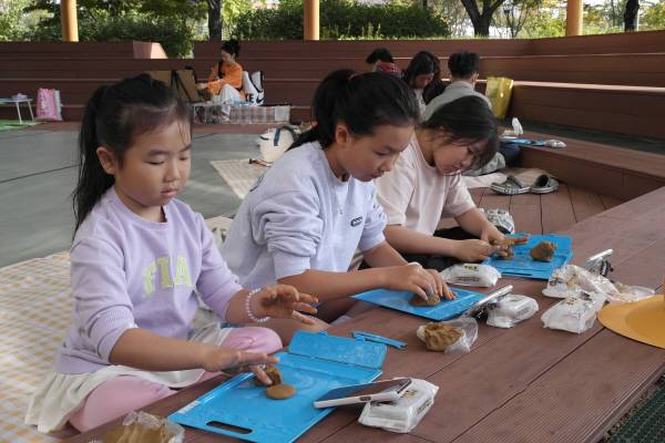 앞서 진행된 어린이 문화재 그리기 및 만들기 대회에서 참가자들이 찰흙을 이용해 조문국 유물을 재현하며 작품을 제작하고 있는 모습. 의성군