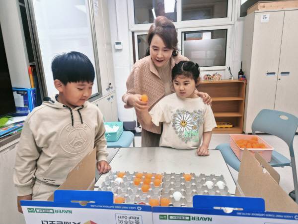 구천초 저학년들이 실내 전통놀이 체험 중 교사의 안내에 따라 탁구공 던지기 활동에 참여하고 있다. 경상북도의성교육지원청