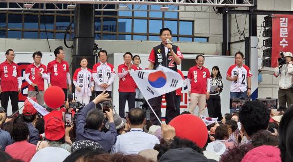 28일 국민의힘 김문수 후보가 영천역 광장에서 유세를 펼치고 있다. 권오석 기자