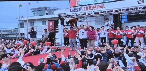 김문수 국민의힘 대선 후보의 영천초등학교 동기생들이 축하 꽃다발을 전달하고 있다. 권오석 기자