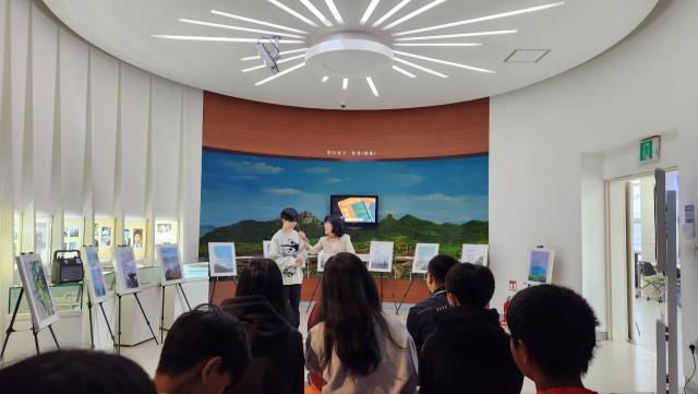 거제 동부중학교 학생들이 청마시 해설듣기 수업을 하고 있다.