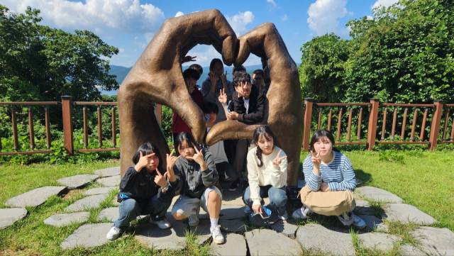 거제 동부중학교 학생들이 찾은 지심도 동백둘레길.