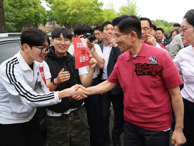 영남대 방문한 '문수형'. 김문수 국민의힘 대선 후보가 28일 경북 경산시 영남대학교에서 대학생 지지자들과 즐겁게 만나고 있다.연합뉴스