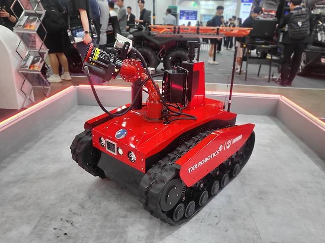 28일 대구 엑스코에서 개막한 '제25회 국제소방안전박람회' 전시장내 티엑스알로보틱스 부스에 화재 진압 로봇이 전시돼 있다. 이승엽기자sylee@yeongnam.com