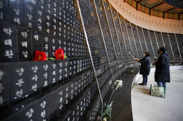 제주4.3평화공원 내 위패 봉안실에서 유족들이 4.3희생자들의 위패 앞에서 영혼을 위로하고 있다.