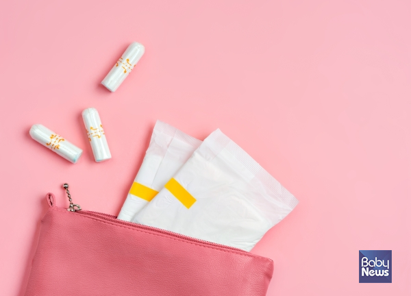일회용 생리대는 생리량이 적더라도 2~3시간마다 생리대를 교체하고, 사용 전 낱개포장의 상태를 확인하도록 한다. ⓒ베이비뉴스