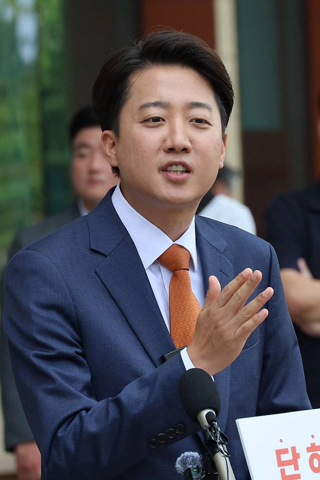 개혁신당 이준석 대선 후보가 27일 서울 여의도 국회에서 국민의힘 김문수 후보와의 단일화에 대한 거부 입장을 거듭 밝힌 뒤 취재진의 질문에 답하고 있다.(사진=연합뉴스)