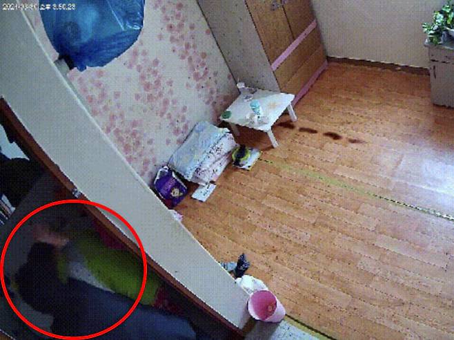 지난해 3월 인천의 한 요양원에서 요양보호사가 파킨슨병을 앓는 노인을 때리는 모습이 폐쇄회로(CC)TV에 담겨 있다. (사진=연합뉴스)