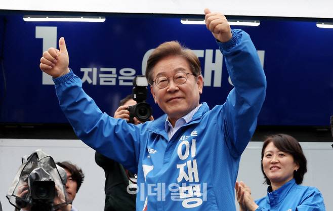 이재명 더불어민주당 대선 후보가 20일 경기 의정부 태조이성계상 앞에서 열린 집중유세에 참석, 연설을 마친 뒤 손을 들어 지지자들에게 답하고 있다. (사진=노진환 기자)