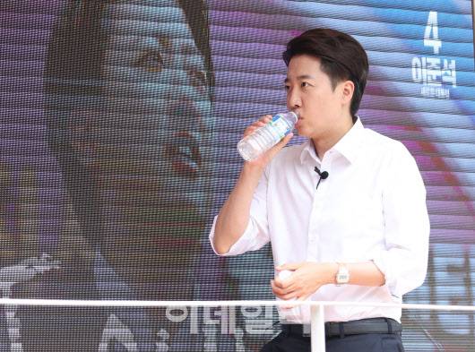 [이데일리 노진환 기자] 이준석 개혁신당 대통령 대선 후보가 28일 서울 영등포구 여의도공원에서 시민들에게 인사를 나눈 후 연설을 위해 유세차량에 올라 물을 마시고 있다.