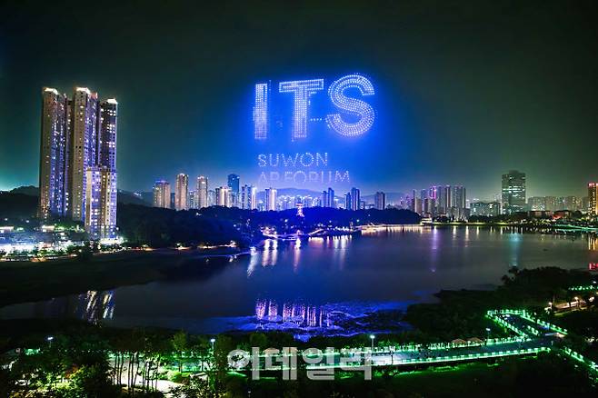 ‘2025 수원 ITS 아태총회’ 개막일인 28일 밤 광교호수공원에서 펼쳐질 드론쇼. (사진=수원시)