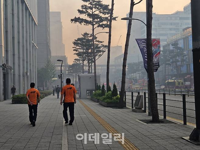 을지로 재개발 지역에서 28일 오후 발생한 화재로 도로가 연기로 가득 차 있다. (사진=방보경 기자)