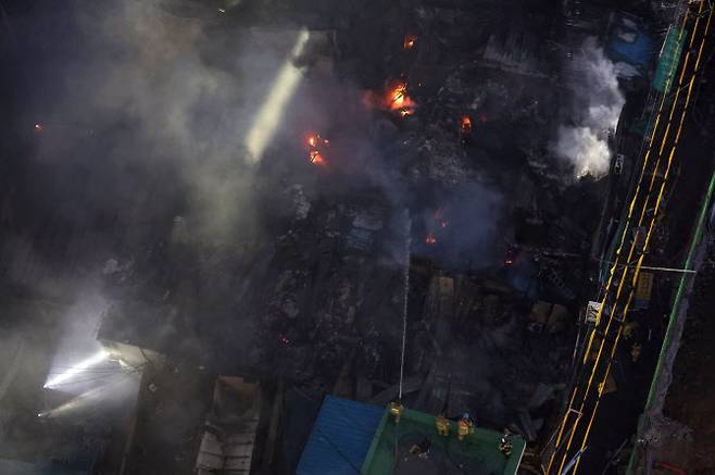 28일 오후 서울 중구 을지로 세운대림상가 인근의 한 건물에서 화재가 발생해 소방대원들이 화재 진압을 하고 있다. (사진=뉴시스)