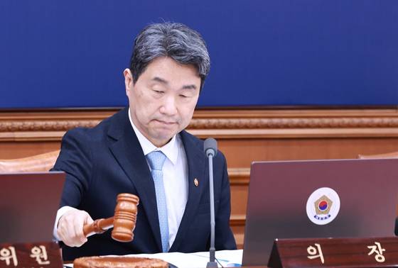 = 이주호 대통령 권한대행 부총리 겸 교육부 장관이 28일 정부서울청사에서 열린 국무회의에서 의사봉을 두드리며 개회 선언을 하고 있다. 〈사진=연합뉴스〉