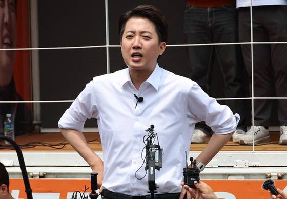 개혁신당 이준석 대선 후보가 사전투표를 하루 앞둔 28일 서울 여의도공원에서 유세를 마친 뒤 취재진의 질문에 답하고 있다. 〈사진=연합뉴스〉