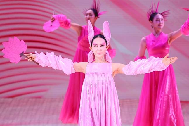 56세에 정식 무용수로 데뷔한 채시라가 무대 위에서 곱고 유려한 춤선을 뽐냈다. [사진=연합뉴스]