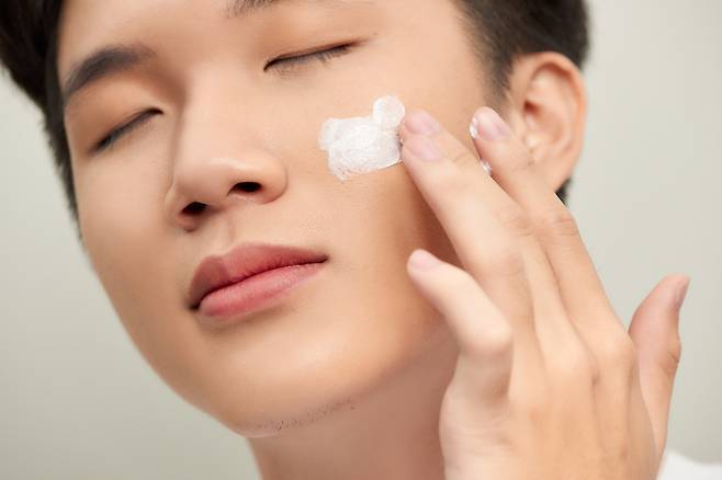 로션이나 향수를 너무 많이 바르면 피부에 좋지 않을 것 같다. 이들 화장품이 주변의 실내공기 속 화학물질의 성분을 바꿔, 인체가 실내 공기오염 물질인 오존으로부터 스스로 보호하는 메커니즘을 방해한다는 연구 결과가 나왔다.[사진=게티이미지뱅크]