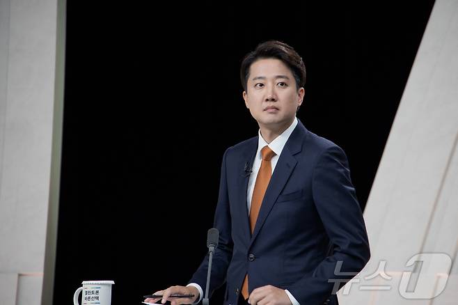 이준석 개혁신당 대통령 후보가 27일 서울 상암 MBC스튜디오에서 열린 21대 대선후보 3차 토론회에 참석해 토론 준비를 하고 있다. 2025.5.27/뉴스1 ⓒ News1 국회사진기자단