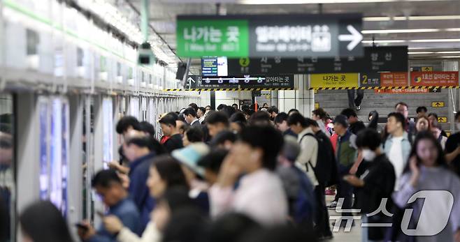 부산 시내버스 노조가 총파업에 돌입한 28일 오전 부산 부산진구 도시철도 환승역인 서면역이 출근길 시민들로 붐비고 있다.  2025.5.28/뉴스1 ⓒ News1 윤일지 기자