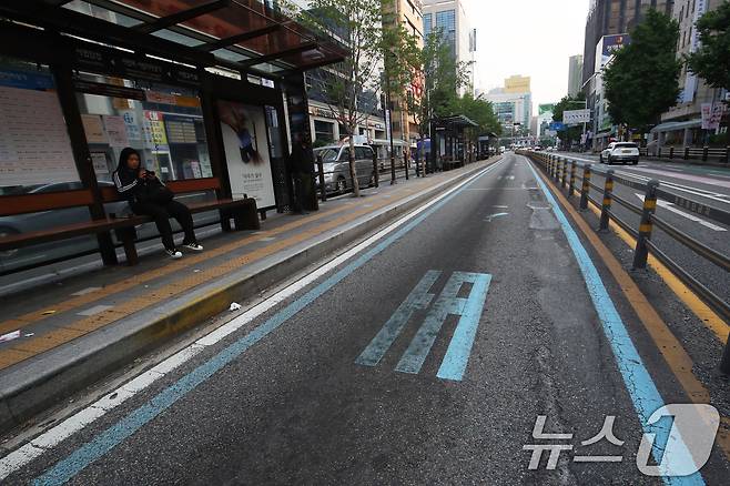 부산 시내버스 노조가 총파업에 돌입한 28일 오전 부산 부산진구 서면역 인근 시내버스 정류장이 한산한 모습을 보이고 있다.  2025.5.28/뉴스1 ⓒ News1 윤일지 기자