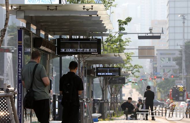 부산 시내버스 노조가 총파업에 돌입한 28일 오전 부산 부산진구 롯데백화점 부산본점 앞 시내버스 정류장에서 시민들이 버스를 기다리고 있다.  2025.5.28/뉴스1 ⓒ News1 윤일지 기자