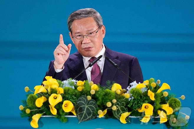 리창 중국 국무원 총리는 27일 말레이시아 쿠알라룸푸르에서 열린 제46차 동남아시아국가연합(아세안) 정상회의 후 열린 아세안-걸프협력회의(GCC)-중국 경제포럼 공식 만찬에서 연설을 하고 있다. ⓒ AFP=뉴스1 ⓒ News1 정은지 특파원