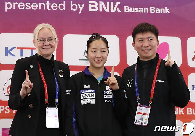 페트라 쇠링 국제탁구연맹(ITTF) 회장(왼쪽부터), 탁구 국가대표 신유빈, 유승민 2024 부산세계탁구선수권대회 조직위원회 공동위원장이 기념 촬영을 하고 있다. 2024.2.15/뉴스1 ⓒ News1 윤일지 기자