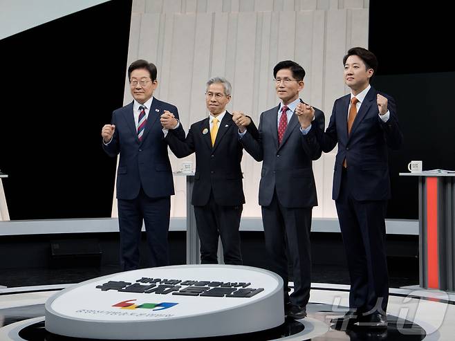 이재명 더불어민주당 대통령 후보(왼쪽부터), 권영국 민주노동당 대통령 후보, 김문수 국민의힘 대통령 후보, 이준석 개혁신당 대통령 후보가 27일 서울 마포구 상암동 MBC 스튜디오에서 진행된 정치 분야 TV토론회에 참석해 포즈를 취하고 있다. 2025.5.27/뉴스1 ⓒ News1 국회사진기자단