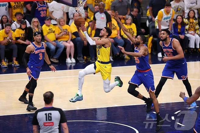 인디애나 페이서스의 타이리스 할리버튼(0번)은 28일(한국시간) 열린 뉴욕 닉스와의 2024-25 NBA 플레이오프 동부 콘퍼런스 결승 4차전에서 32점 12리바운드 15어시스트 4스틸로 맹활약하며 팀의 130-121 승리를 이끌었다. ⓒ AFP=뉴스1