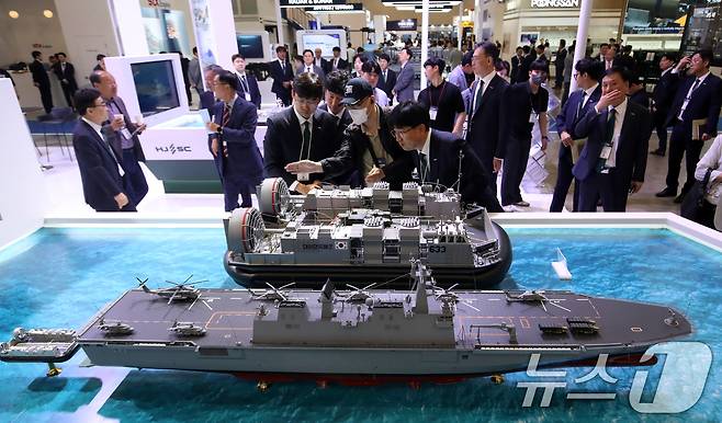 28일 부산 해운대구 벡스코 제1전시장에서 열린 '2025 국제해양방위산업전(MADEX)'에서 참가자들이 HJ중공업 부스를 찾아 해군 고속상륙정을 살펴보고 있다. 2025.5.28/뉴스1 ⓒ News1 윤일지 기자