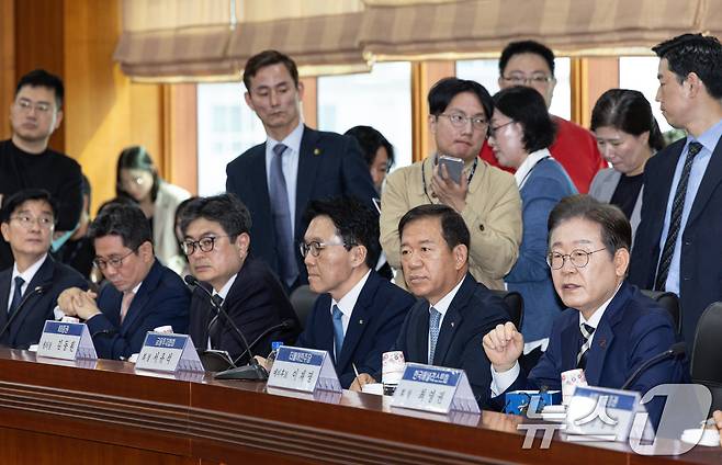 이재명 더불어민주당 후보가 서울 여의도 금융투자협회에서 열린 자본시장 활성화를 위한 정책간담회에서 금융권 리서치 센터장 질문에 답변하고 있다. 2025.4.21/뉴스1 ⓒ News1 이재명 기자