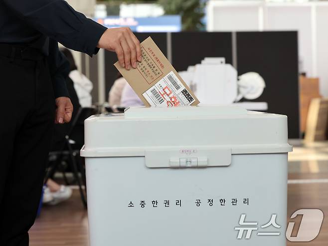 제21대 대통령 선거 사전투표가 하루 앞으로 다가온 28일 오후 인천국제공항 제1터미널 출국장에 마련된 운서동 제2사전투표소에서 선관위 관계자가 사전투표 모의시험을 하고 있다. ⓒ News1 황기선 기자