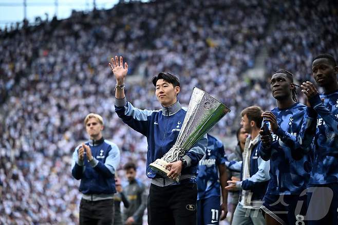 토트넘 홋스퍼의 손흥민(가운데)ⓒ AFP=뉴스1