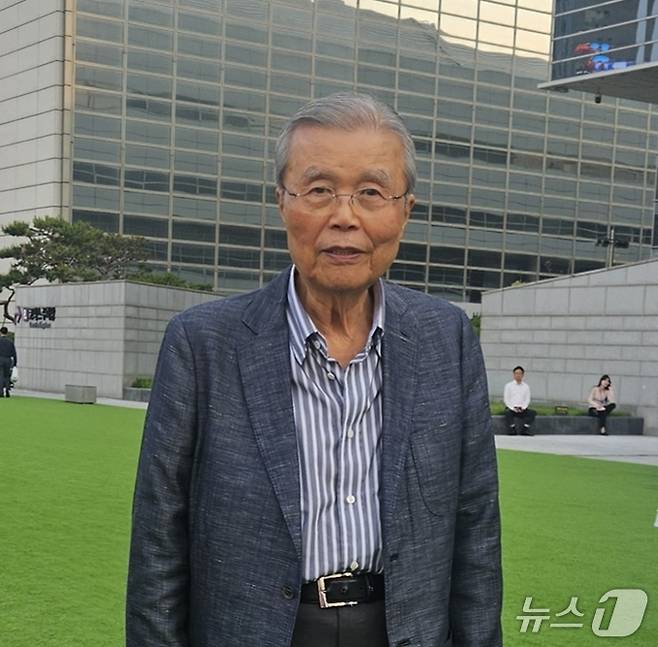 김종인 전 국민의힘 비상대책위원장이 28일 서울 강남 코엑스 앞에서 열린 이준석 개혁신당 대통령 후보 유세 현장을 찾았다. ⓒ 뉴스1 박소은 기자