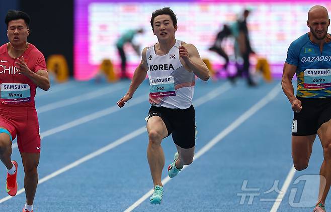 서민준(서천군청) 28일 경북 구미시민운동장에서 열린 '2025 구미아시아육상경기선수권대회' 남자 100m 준결승에서 역주하고 있다. 2025.5.28/뉴스1 ⓒ News1 김도우 기자