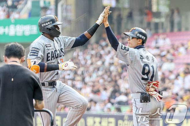28일 오후 서울 송파구 잠실야구장에서 열린 프로야구 '2025 신한 SOL뱅크 KBO 리그' 한화 이글스와 LG 트윈스의 경기에서 1회초 무사 주자 없는 상황에서 한화 플로리얼이 솔로홈런을 치고 홈을 밟으며 추승우 코치와 기쁨을 나누고 있다. 2025.5.28/뉴스1 ⓒ News1 민경석 기자