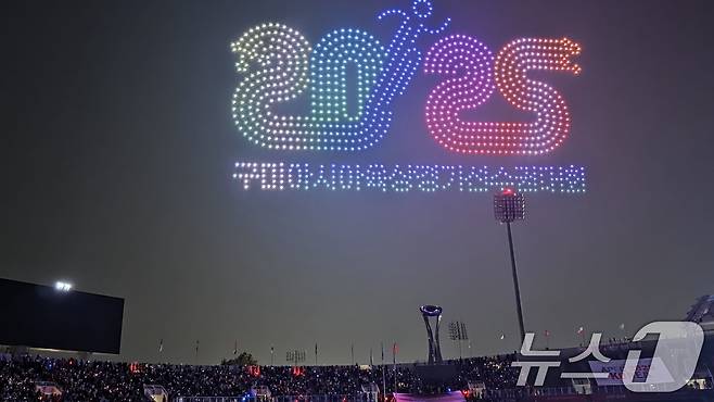 27일 열린 아시아육상경기선수권대회 개막식에서 1000대의 드론이 '2025 아시아육상경기선수권대회'를 수놓고 있다. 2025.5.27/뉴스1 ⓒ News1 정우용 기자
