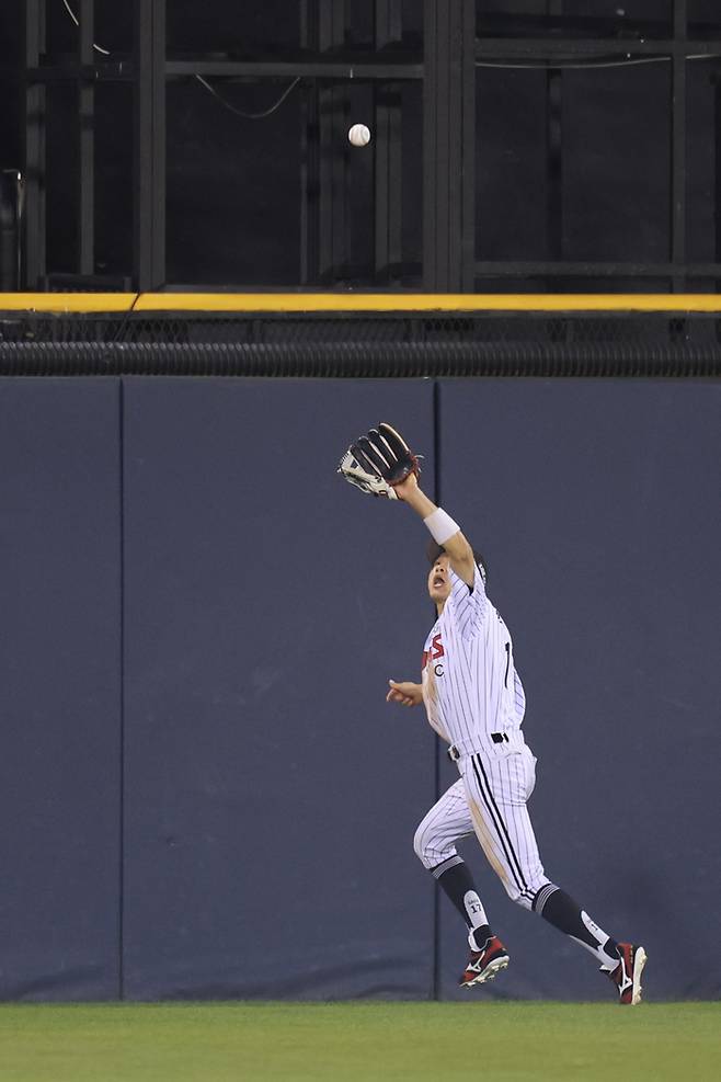 LG 박해민이 27일 잠실구장에서 열린 2025 KBO리그 정규시즌 한화전 8회초 호수비하고 있다. 사진 | 연합뉴스