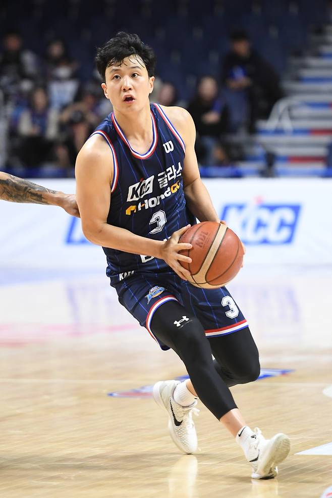부산 KCC 허웅이 사직체육관에서 열린 2024~2025 KCC 프로농구 삼성전에서 드리블 하고 있다. 사진 | KBL