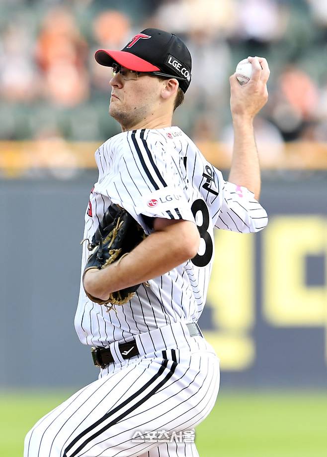 LG 코엔 윈이 28일 잠실구장에서 열린 2025 KBO리그 한화와 경기에 선발 등판해 힘차게 공을 던지고 있다. 잠실 | 박진업 기자 upandup@sportsseoul.com