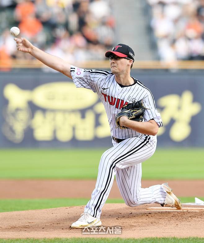 LG 코엔 윈이 28일 잠실구장에서 열린 2025 KBO리그 한화와 경기에 선발 등판해 힘차게 공을 던지고 있다. 잠실 | 박진업 기자 upandup@sportsseoul.com