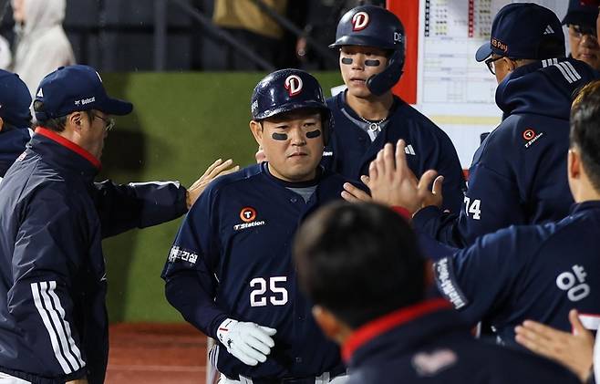 양의지가 홈런을 친 뒤 선수단과 하이파이브를 하고 있다. 사진 | 두산 베어스